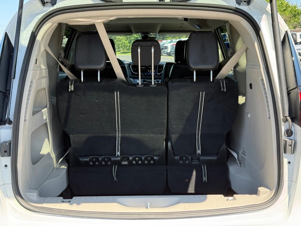 Chrysler Pacifica Vehicle Full-screen Gallery Image 06