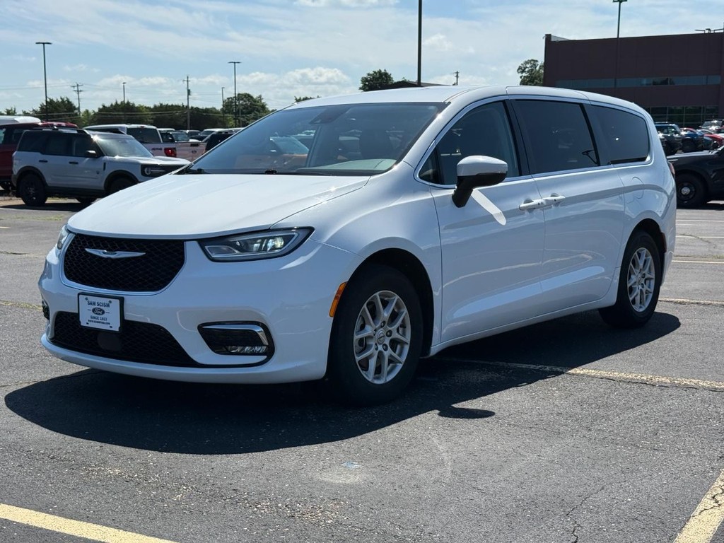 Chrysler Pacifica Vehicle Full-screen Gallery Image 08