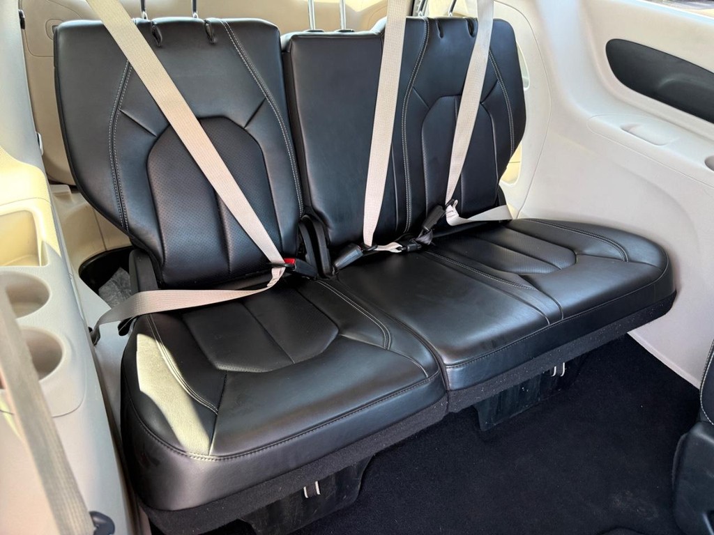 Chrysler Pacifica Vehicle Full-screen Gallery Image 10