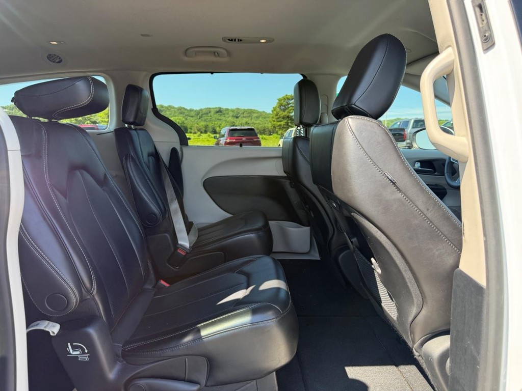 Chrysler Pacifica Vehicle Full-screen Gallery Image 11