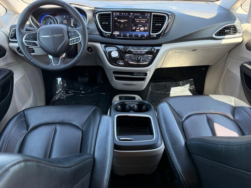 Chrysler Pacifica Vehicle Full-screen Gallery Image 12