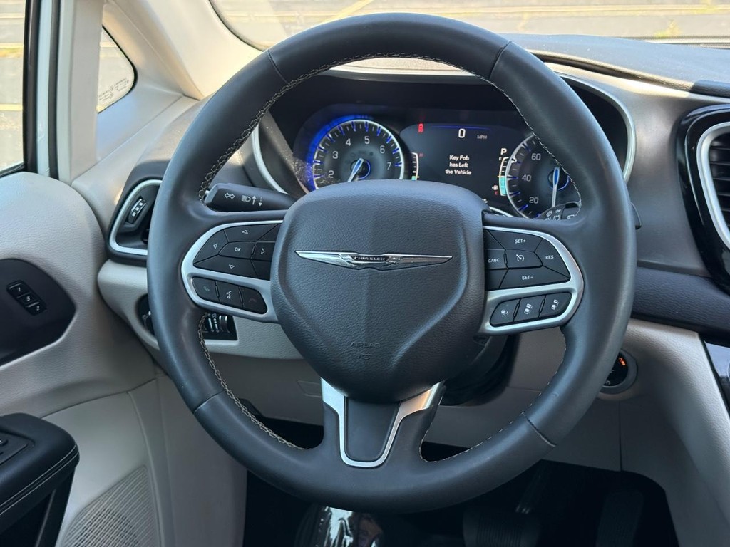 Chrysler Pacifica Vehicle Full-screen Gallery Image 13