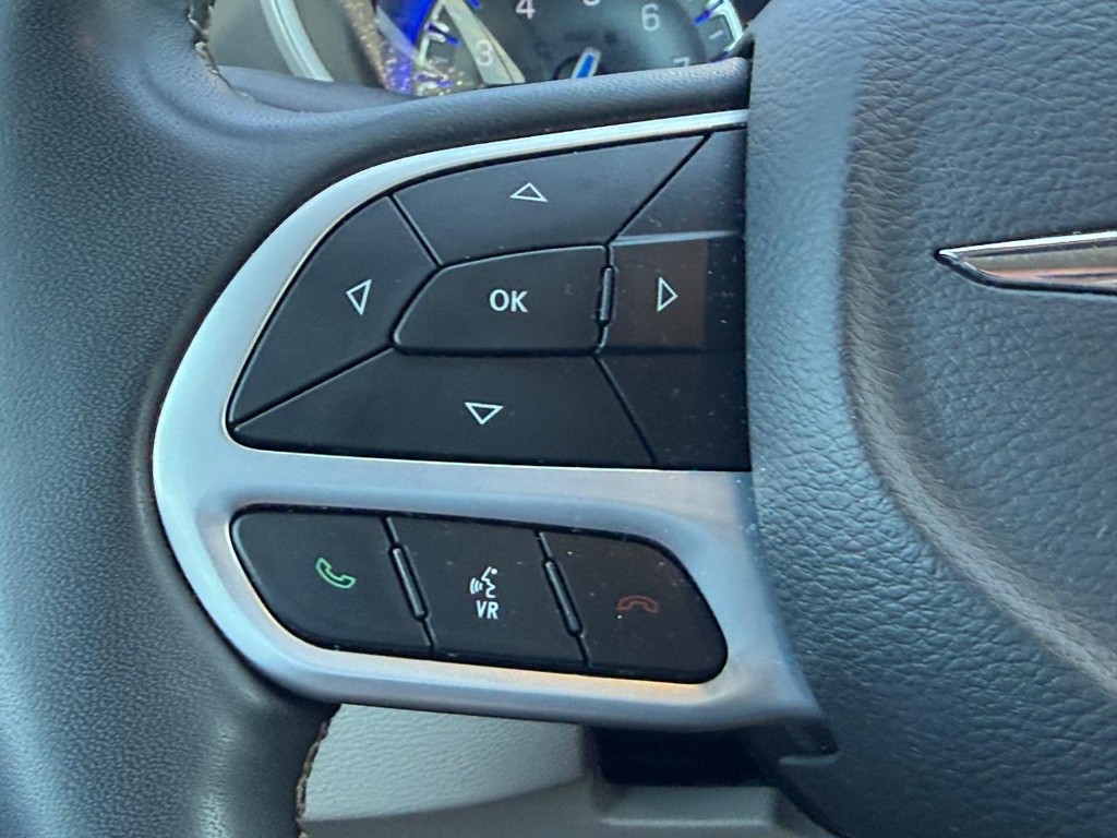 Chrysler Pacifica Vehicle Full-screen Gallery Image 14