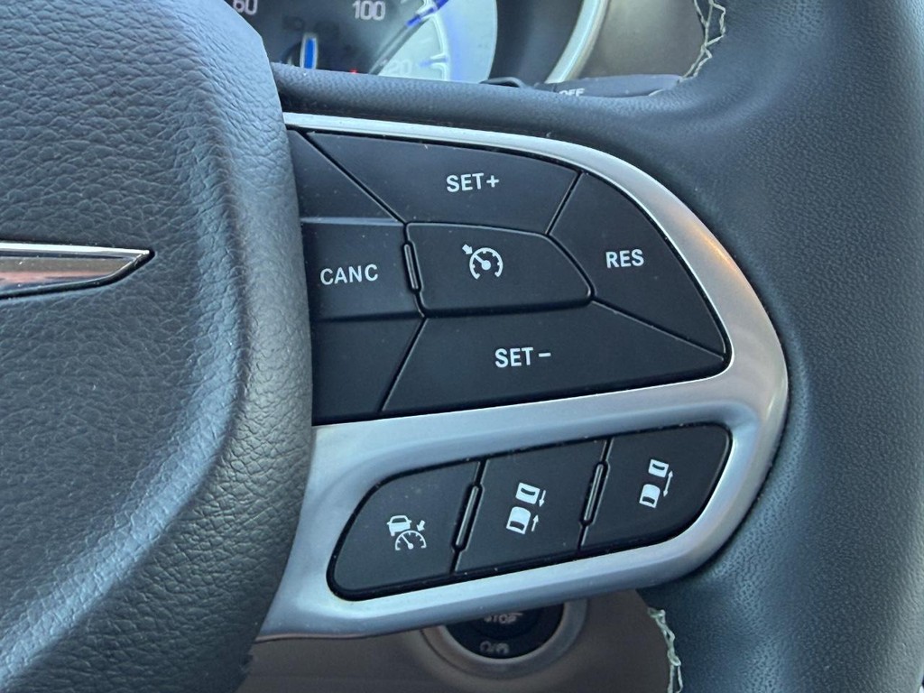 Chrysler Pacifica Vehicle Full-screen Gallery Image 15