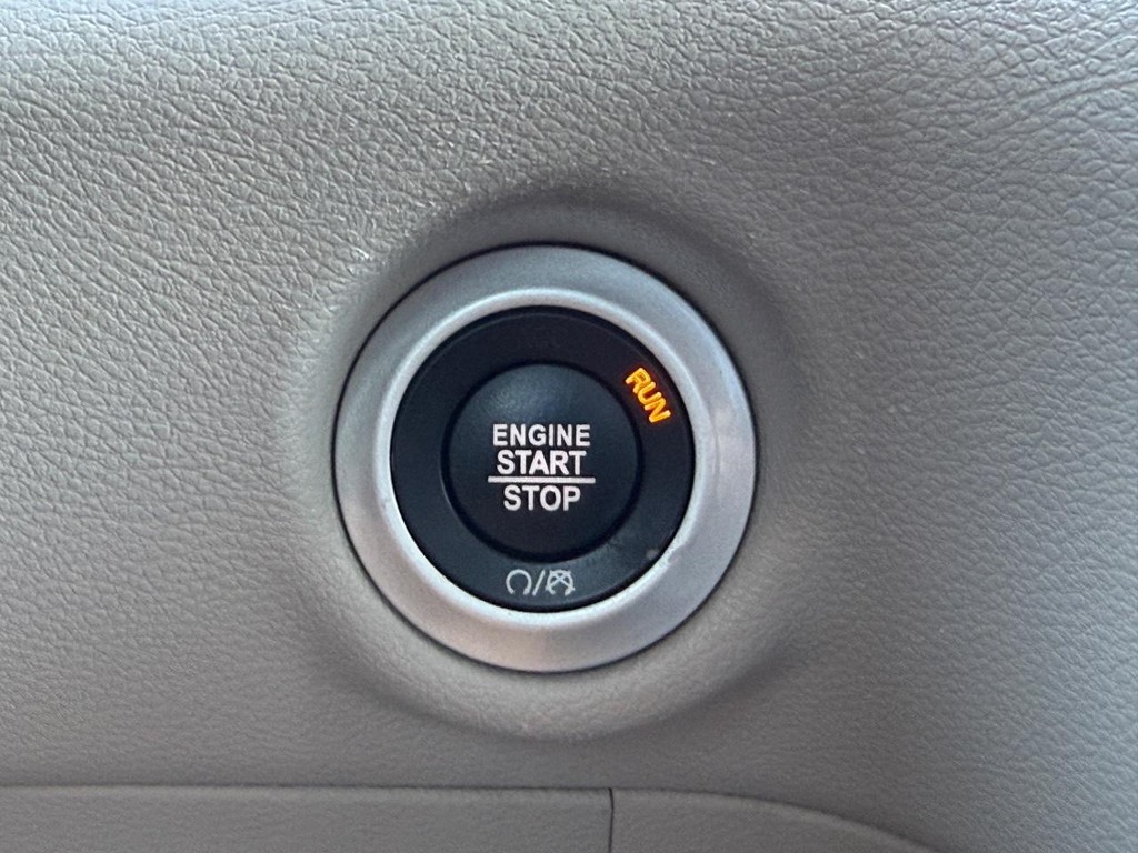 Chrysler Pacifica Vehicle Full-screen Gallery Image 16