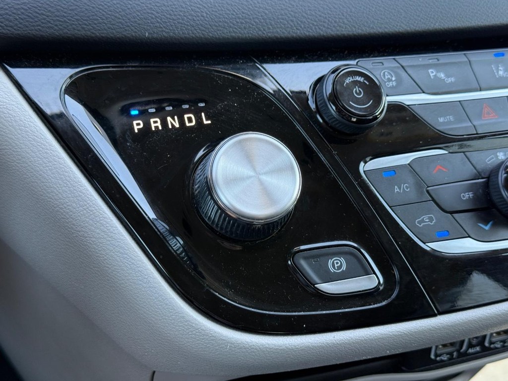 Chrysler Pacifica Vehicle Full-screen Gallery Image 19