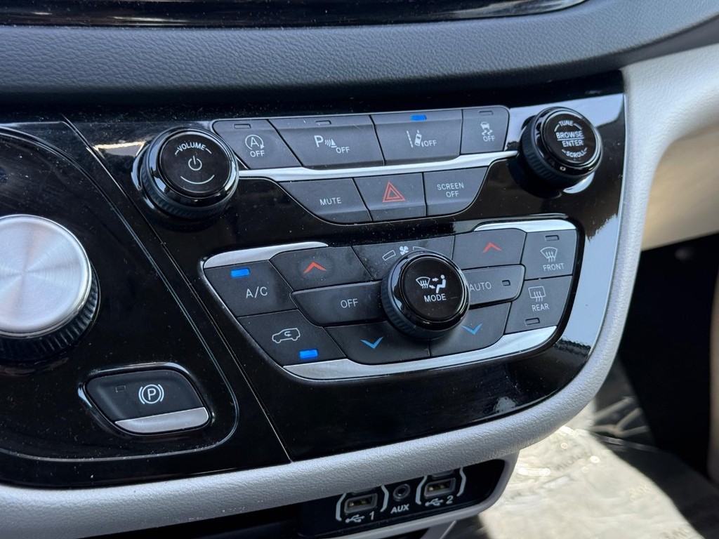 Chrysler Pacifica Vehicle Full-screen Gallery Image 20