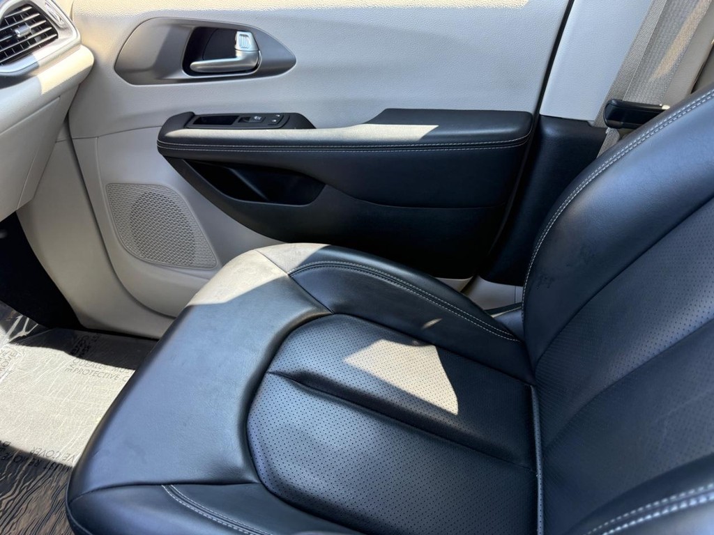 Chrysler Pacifica Vehicle Full-screen Gallery Image 21