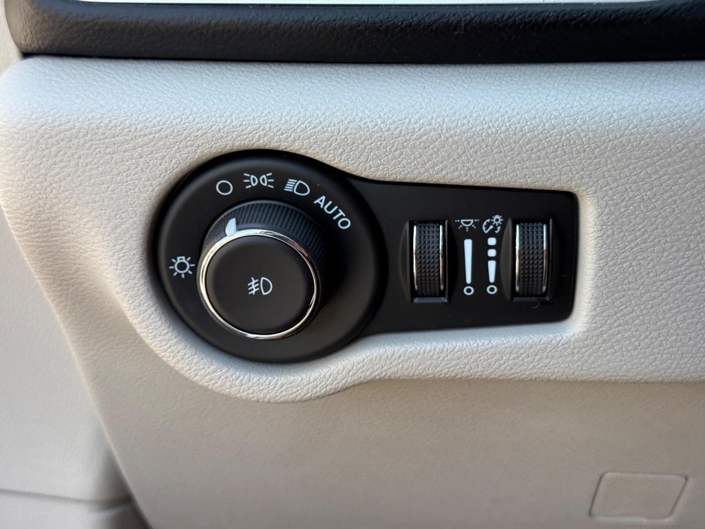 Chrysler Pacifica Vehicle Full-screen Gallery Image 24