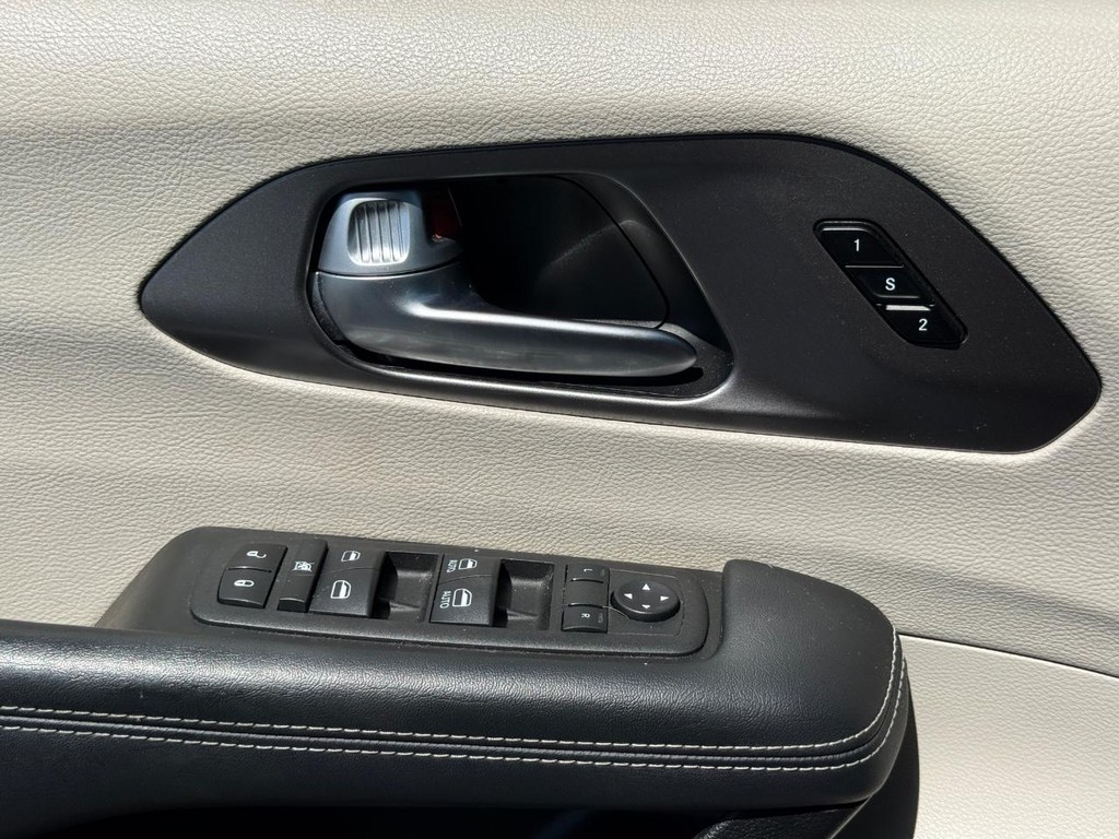 Chrysler Pacifica Vehicle Full-screen Gallery Image 25
