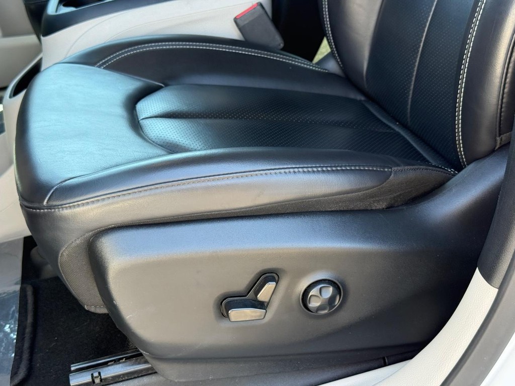 Chrysler Pacifica Vehicle Full-screen Gallery Image 26
