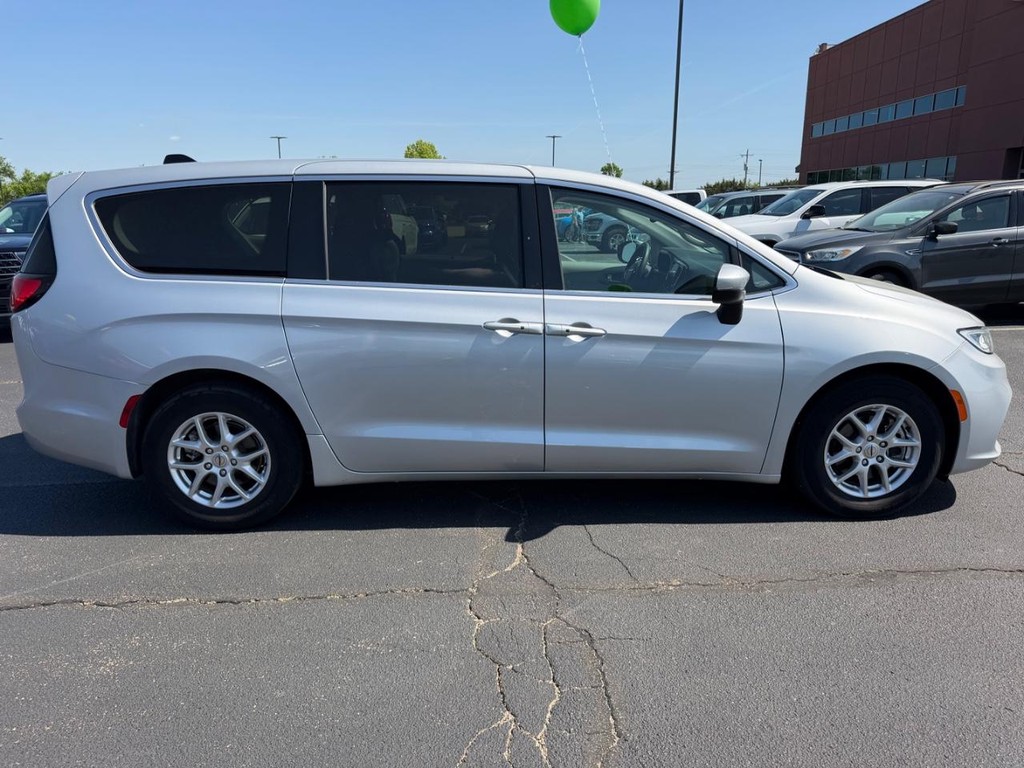 Chrysler Pacifica Vehicle Full-screen Gallery Image 02