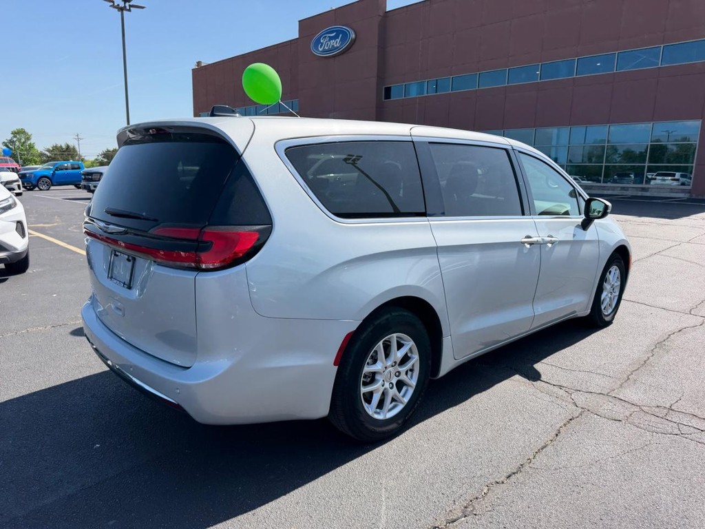 Chrysler Pacifica Vehicle Full-screen Gallery Image 03