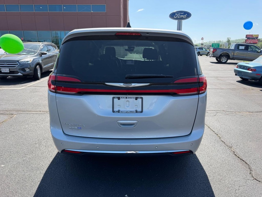 Chrysler Pacifica Vehicle Full-screen Gallery Image 04