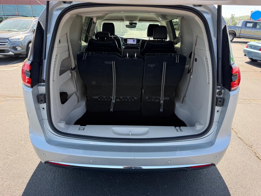 Chrysler Pacifica Vehicle Full-screen Gallery Image 05