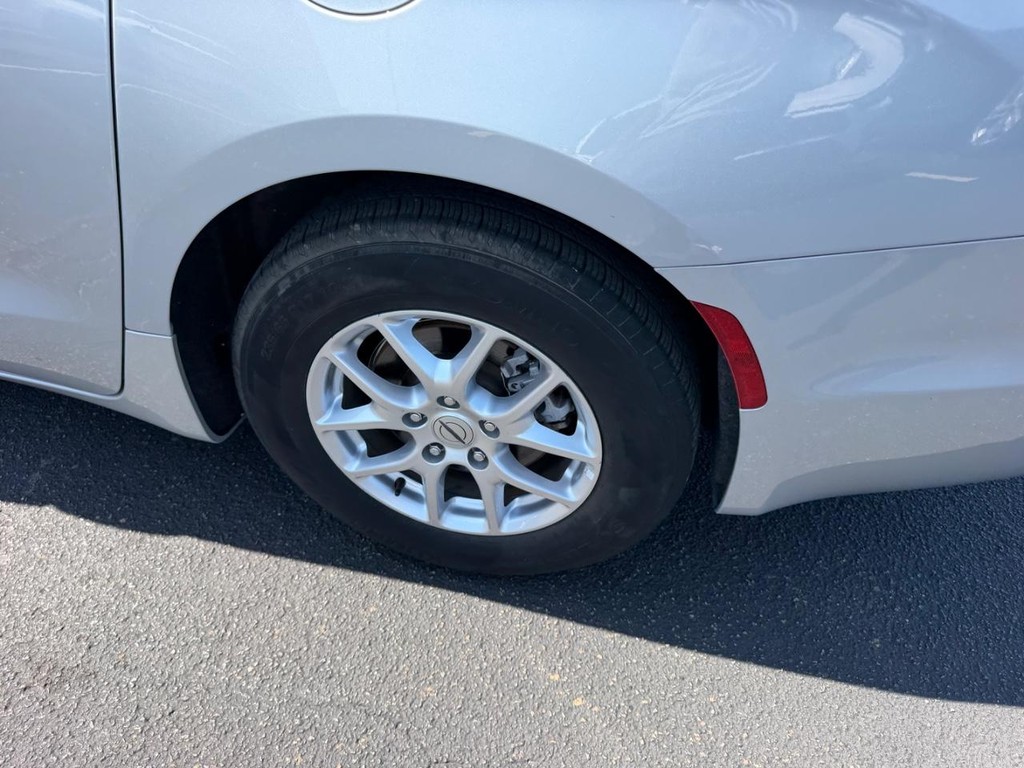 Chrysler Pacifica Vehicle Full-screen Gallery Image 07