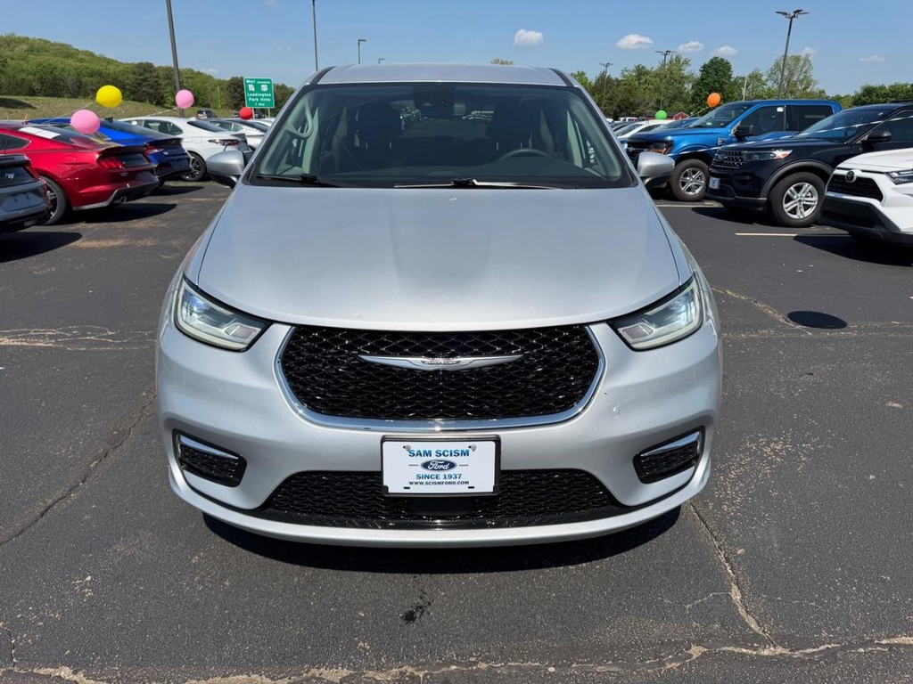 Chrysler Pacifica Vehicle Full-screen Gallery Image 09