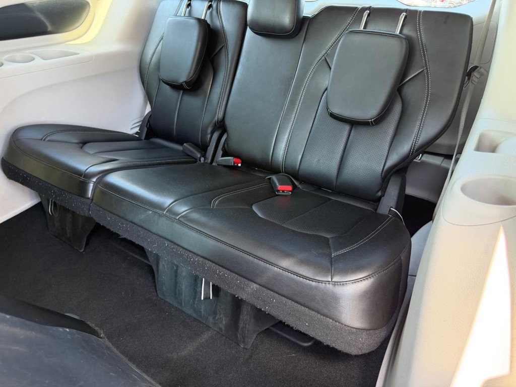 Chrysler Pacifica Vehicle Full-screen Gallery Image 10