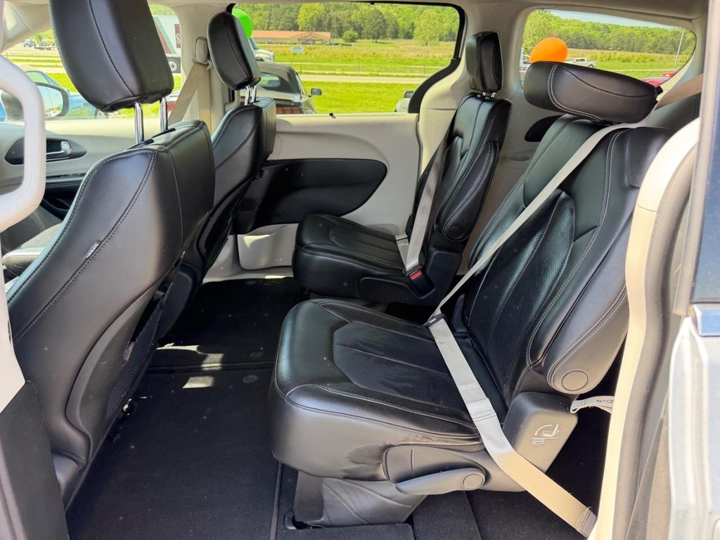 Chrysler Pacifica Vehicle Full-screen Gallery Image 11