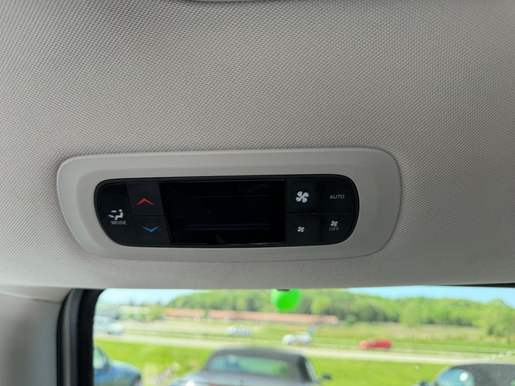 Chrysler Pacifica Vehicle Full-screen Gallery Image 12