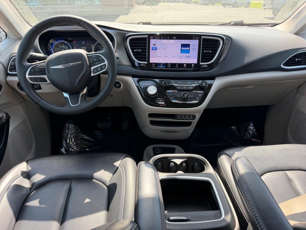 Chrysler Pacifica Vehicle Full-screen Gallery Image 13