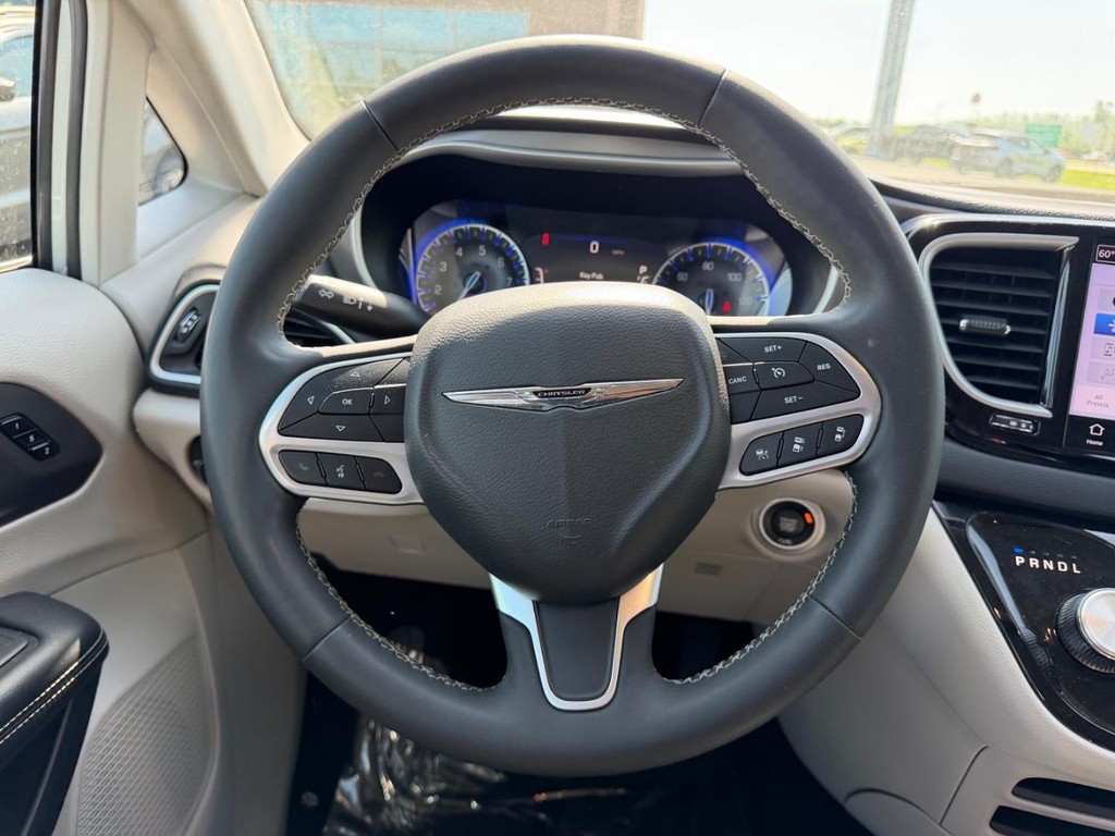 Chrysler Pacifica Vehicle Full-screen Gallery Image 14