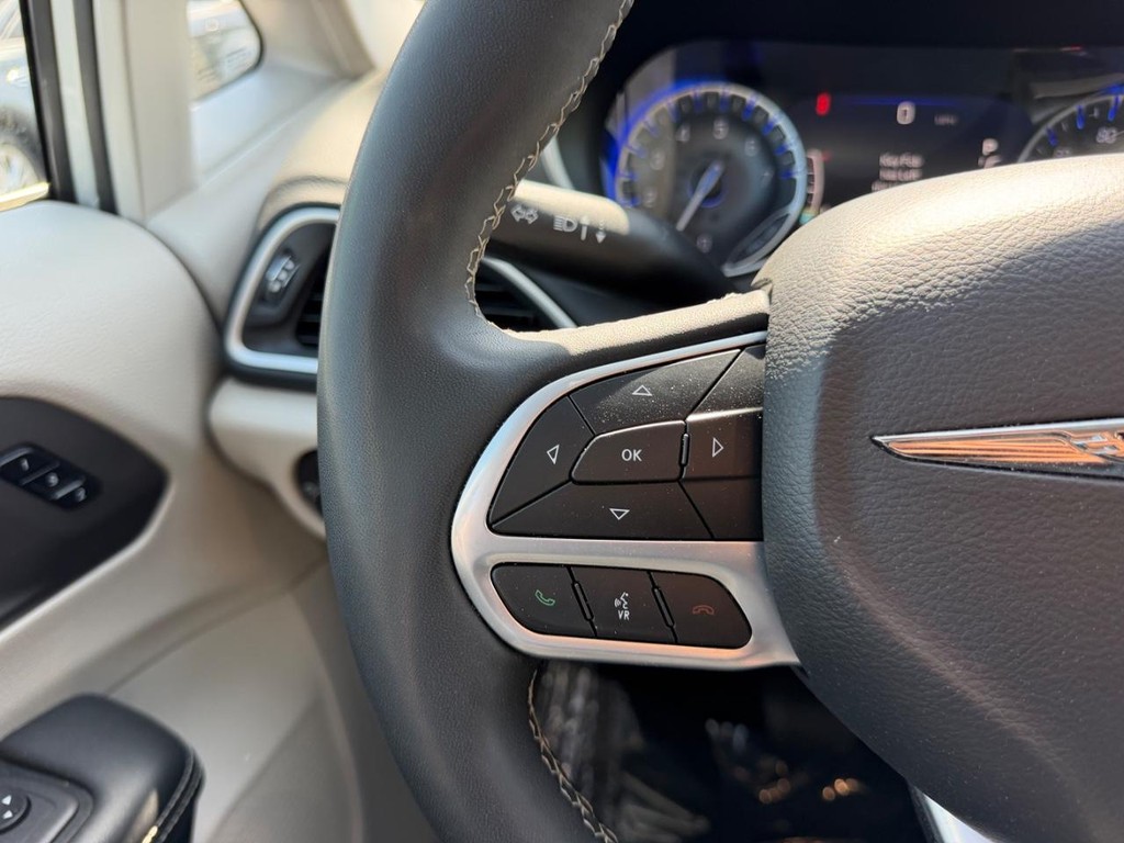 Chrysler Pacifica Vehicle Full-screen Gallery Image 15