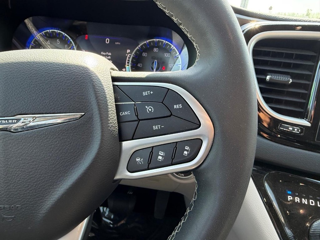 Chrysler Pacifica Vehicle Full-screen Gallery Image 16