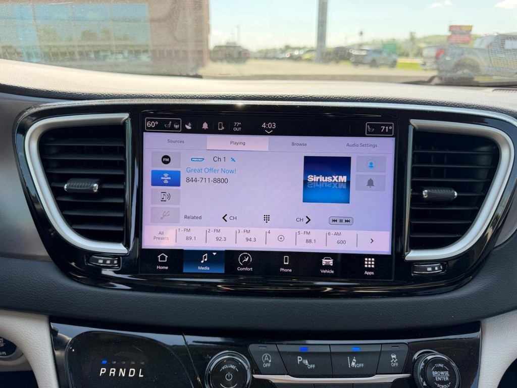 Chrysler Pacifica Vehicle Full-screen Gallery Image 17