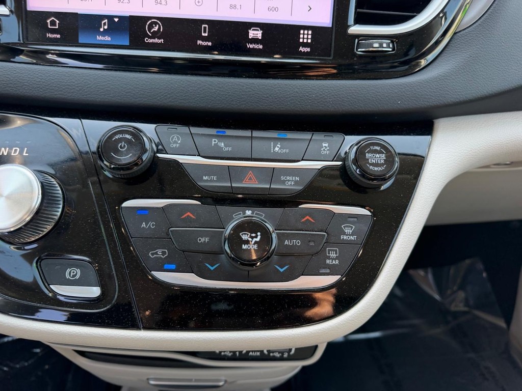 Chrysler Pacifica Vehicle Full-screen Gallery Image 18