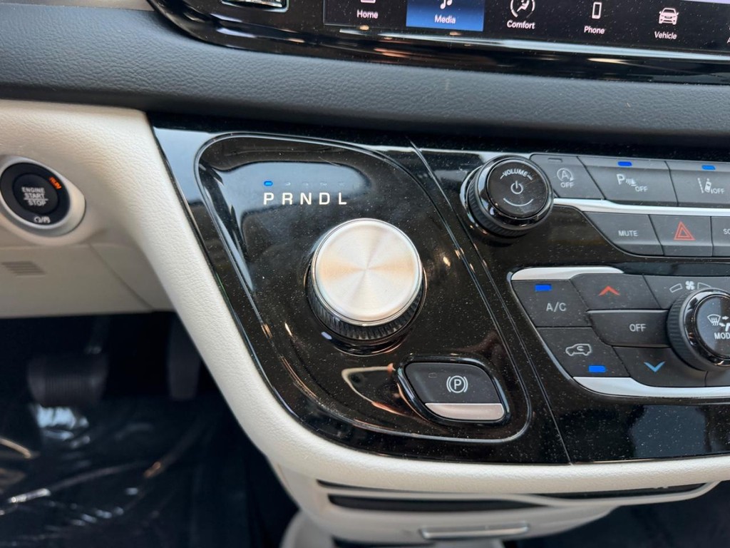 Chrysler Pacifica Vehicle Full-screen Gallery Image 19