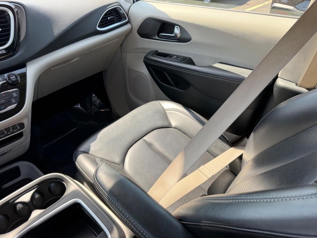 Chrysler Pacifica Vehicle Full-screen Gallery Image 20