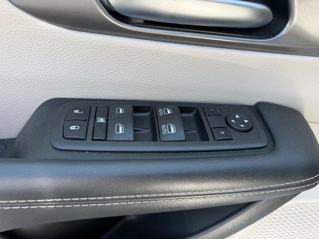 Chrysler Pacifica Vehicle Full-screen Gallery Image 21