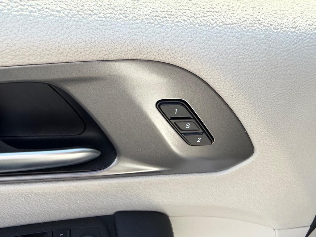 Chrysler Pacifica Vehicle Full-screen Gallery Image 22