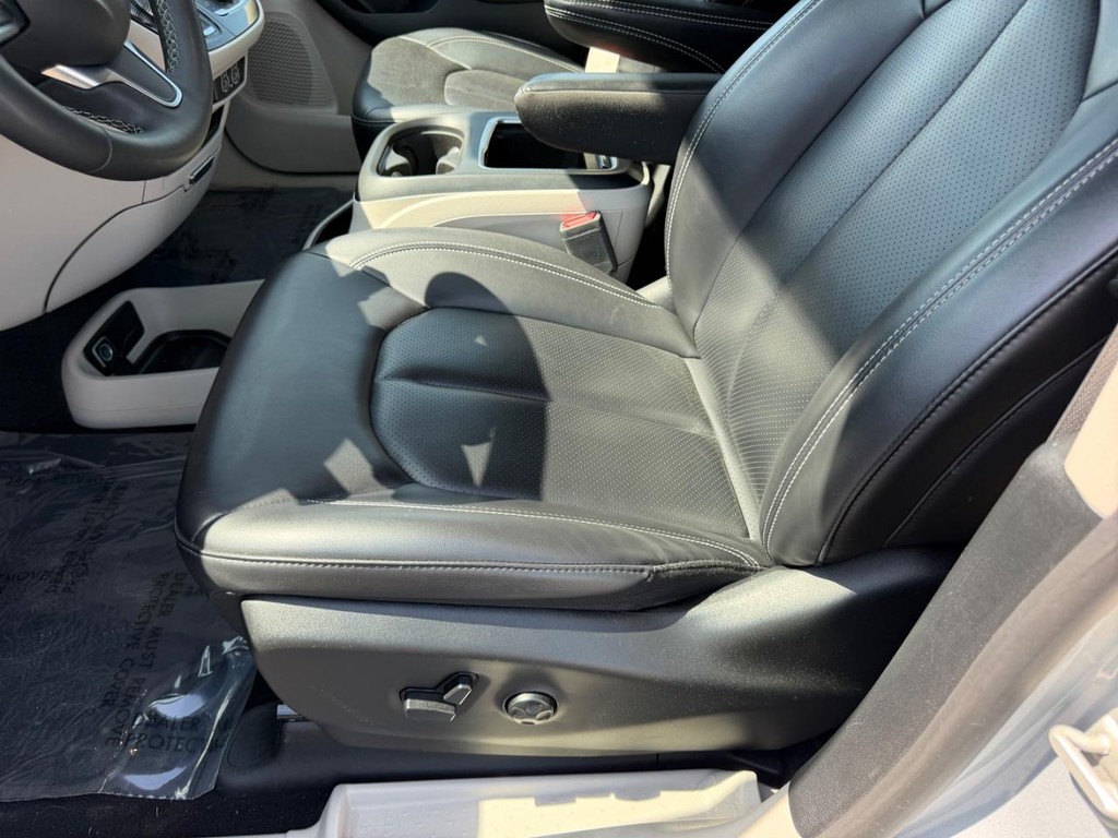 Chrysler Pacifica Vehicle Full-screen Gallery Image 23