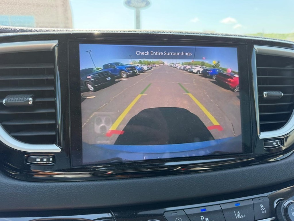 Chrysler Pacifica Vehicle Full-screen Gallery Image 25