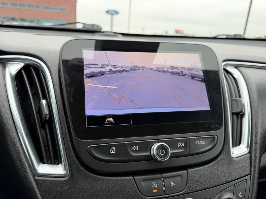 Chevrolet Malibu Vehicle Full-screen Gallery Image 22