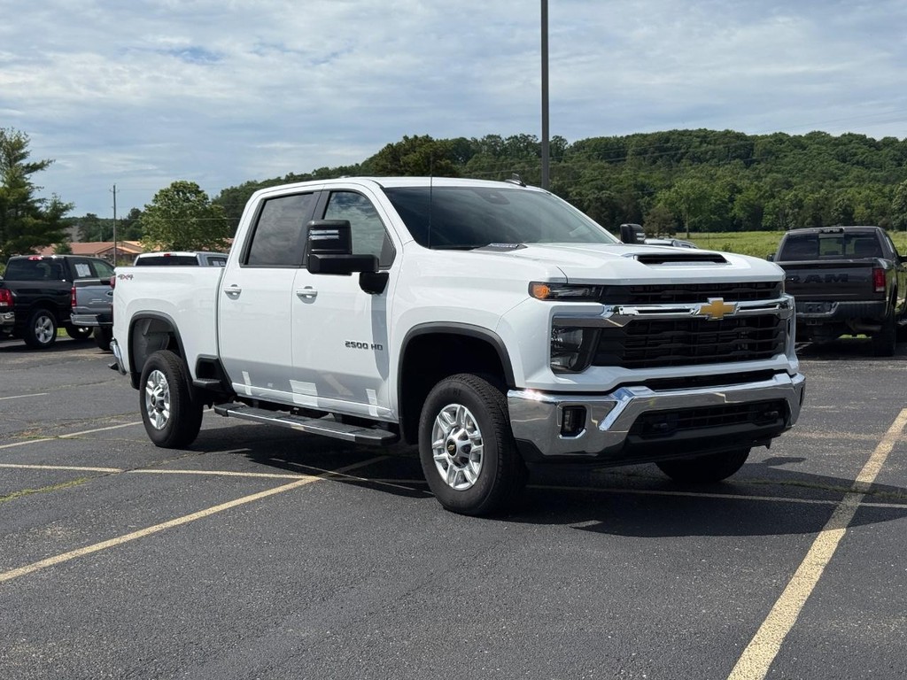 Chevrolet Silverado 2500HD Vehicle Full-screen Gallery Image 01