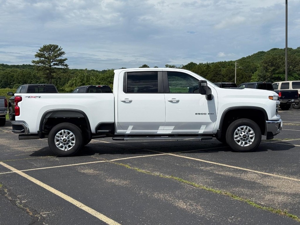 Chevrolet Silverado 2500HD Vehicle Full-screen Gallery Image 02