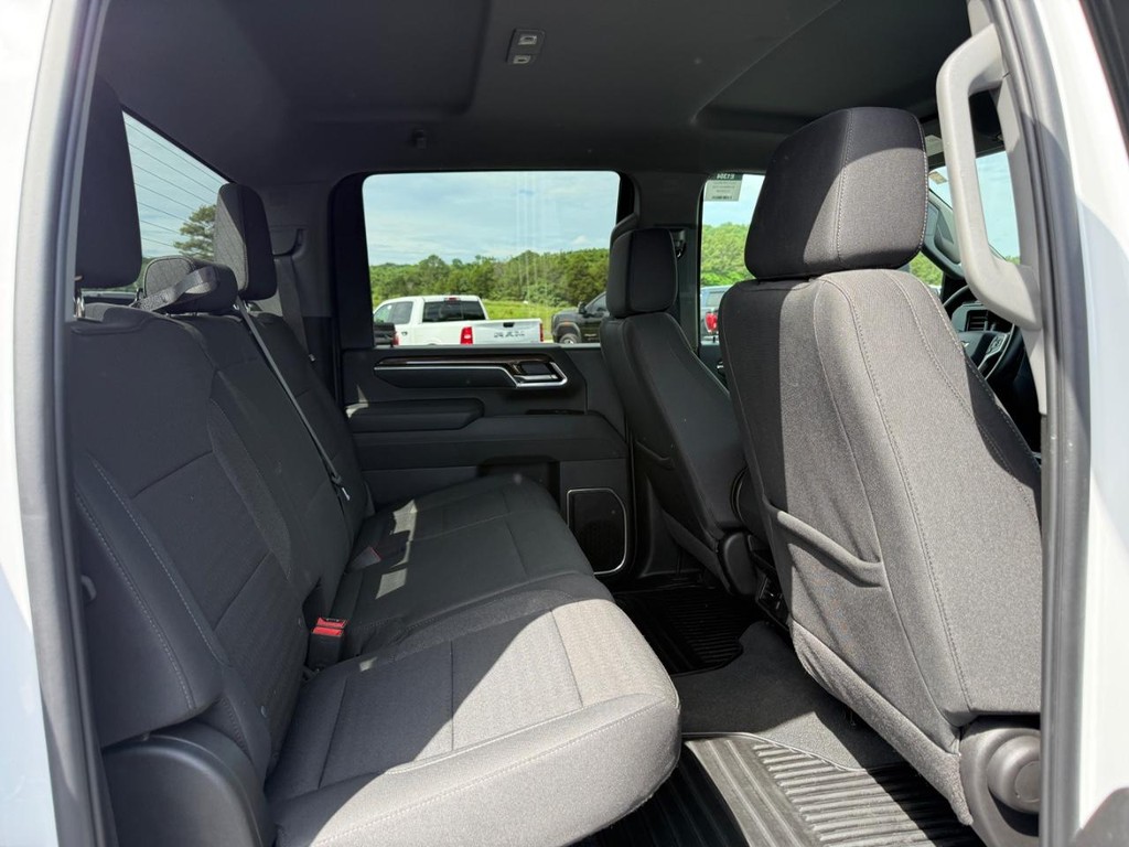 Chevrolet Silverado 2500HD Vehicle Full-screen Gallery Image 10