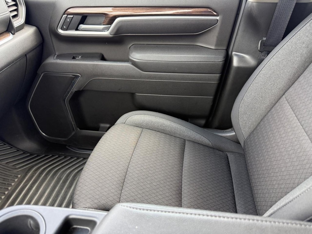 Chevrolet Silverado 2500HD Vehicle Full-screen Gallery Image 19