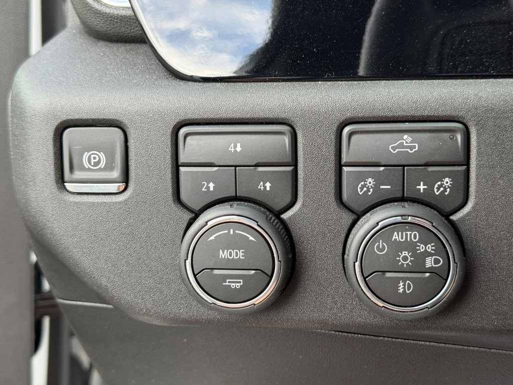 Chevrolet Silverado 2500HD Vehicle Full-screen Gallery Image 21