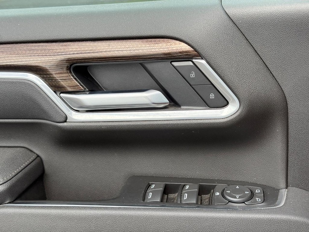 Chevrolet Silverado 2500HD Vehicle Full-screen Gallery Image 22