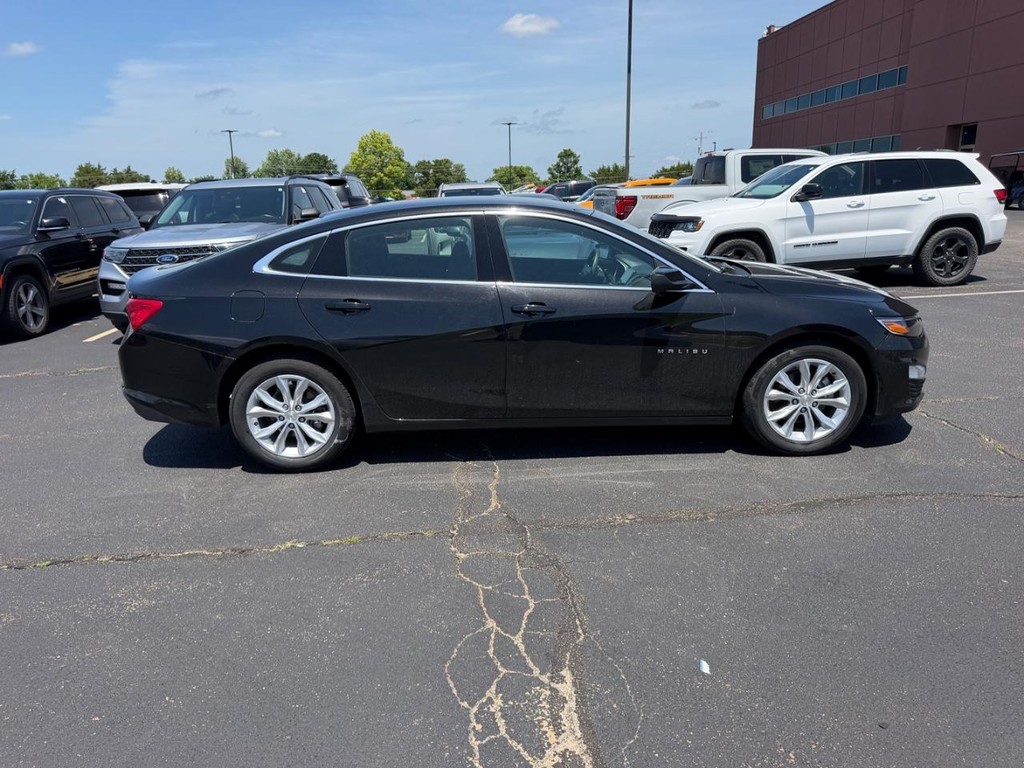 Chevrolet Malibu Vehicle Full-screen Gallery Image 02