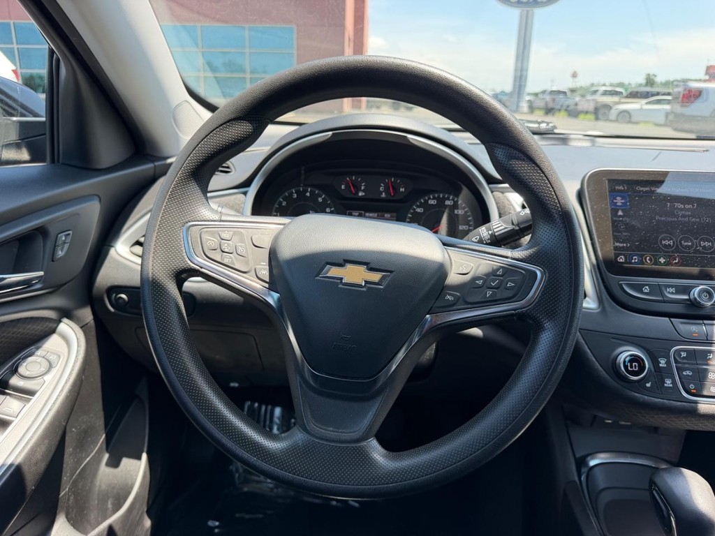 Chevrolet Malibu Vehicle Full-screen Gallery Image 11