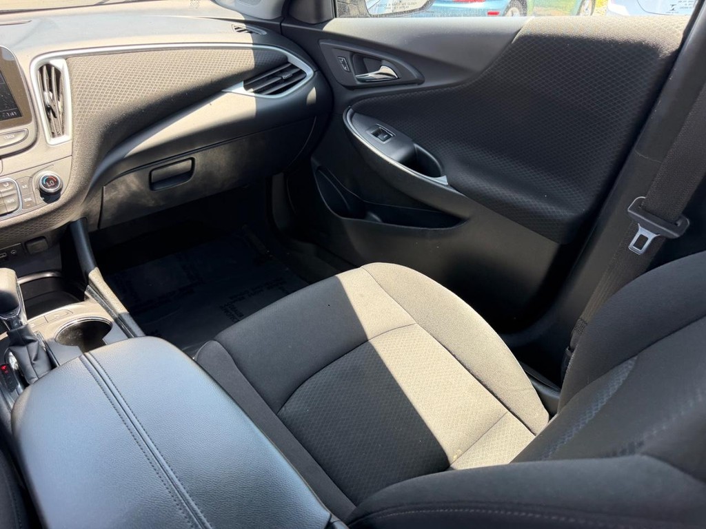 Chevrolet Malibu Vehicle Full-screen Gallery Image 17
