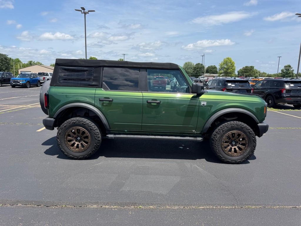 Ford Bronco Vehicle Full-screen Gallery Image 02