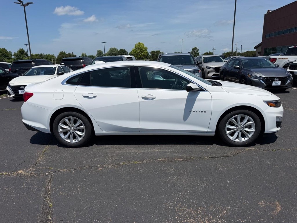 Chevrolet Malibu Vehicle Full-screen Gallery Image 02