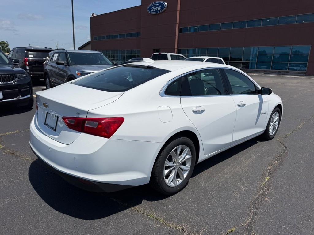 Chevrolet Malibu Vehicle Full-screen Gallery Image 03