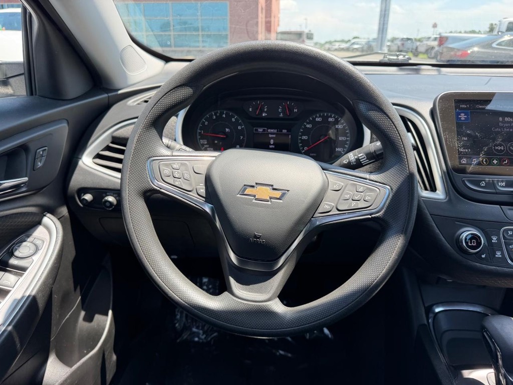 Chevrolet Malibu Vehicle Full-screen Gallery Image 11
